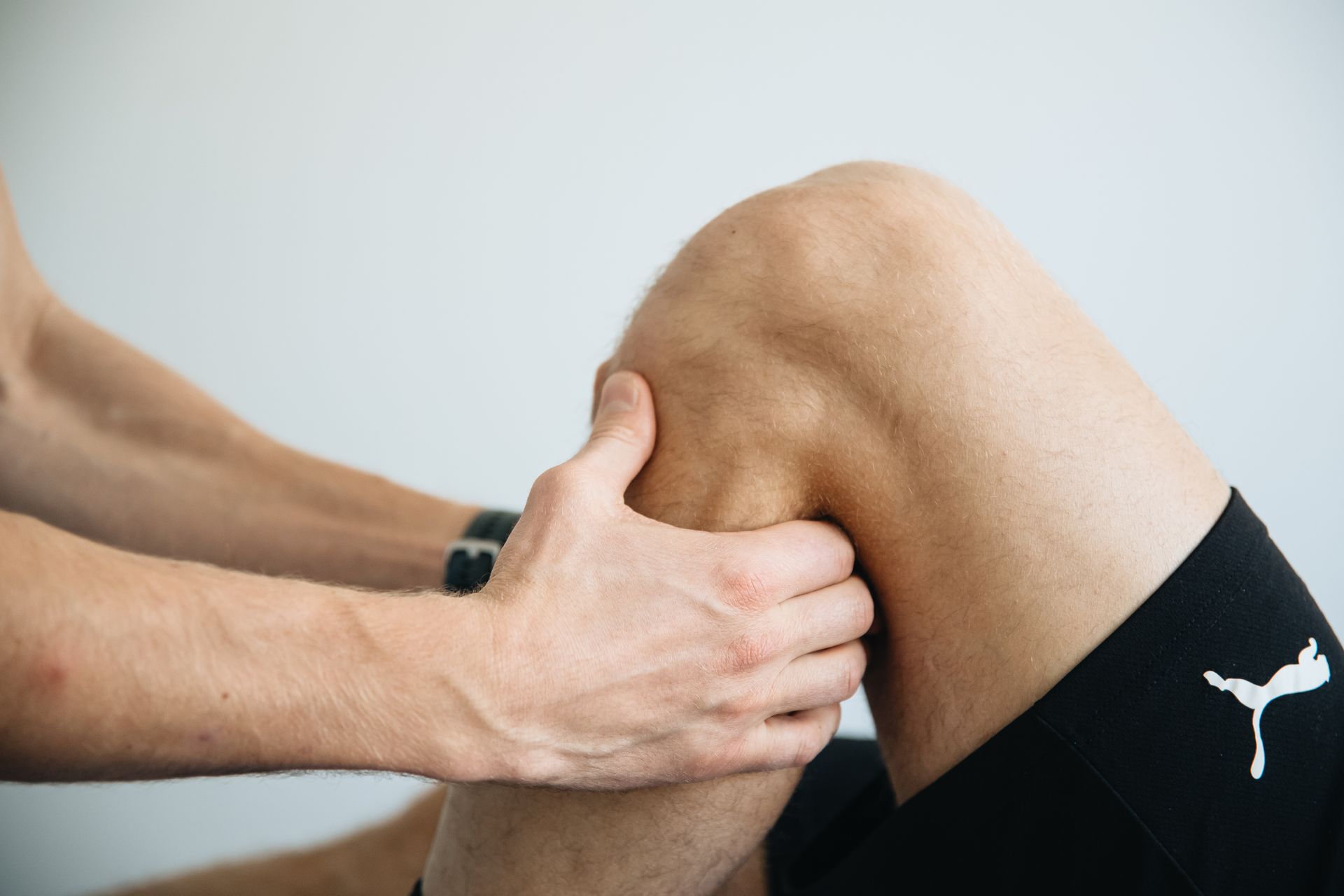 طبيب يقيم ألم عصب الفخذ وأعراض ألم الفخذ المذلي (Meralgia Paresthetica)